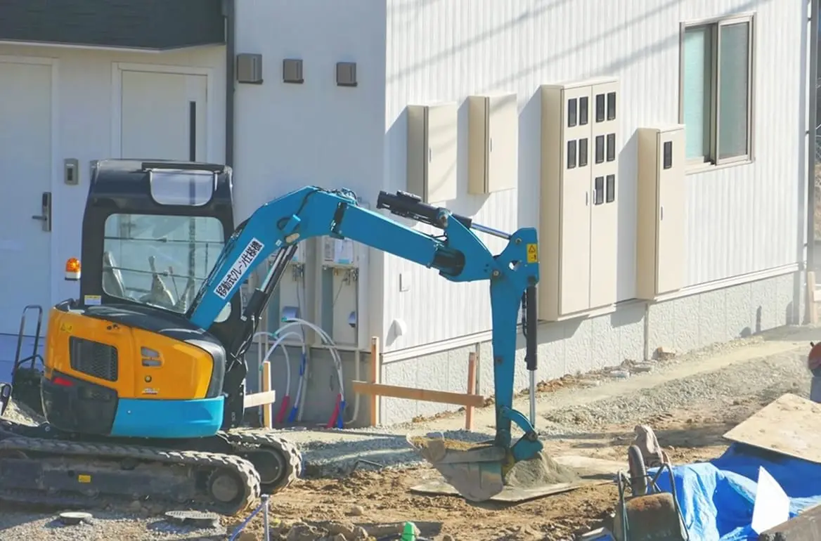 基礎工事を行っている建築現場の様子