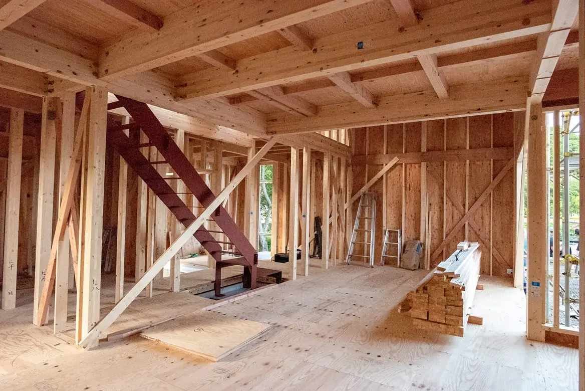 住宅の上棟と骨組み工事の様子