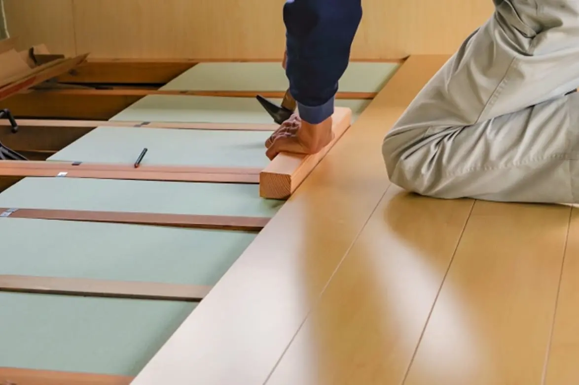 フローリング張りなど内装作業を行う様子