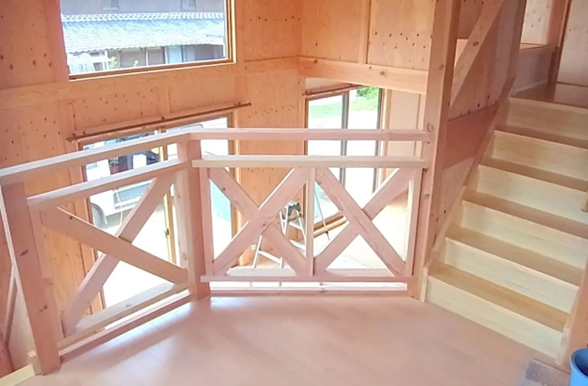 完成した住宅の階段と手すりの様子