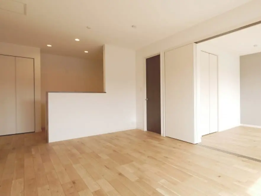 明るい木目床の内装空間