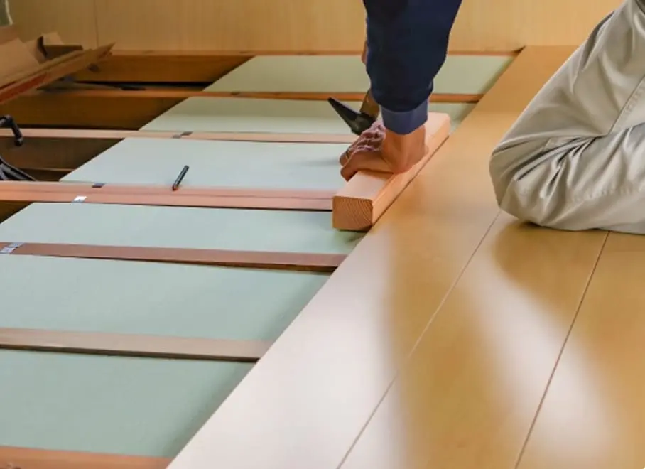 フローリング材を施工している床材の様子