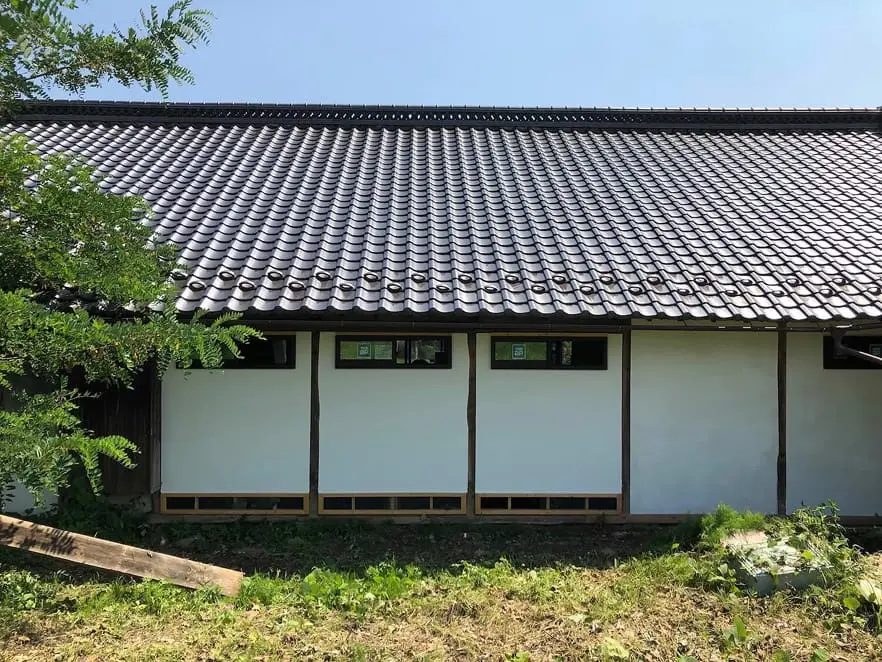 日本家屋の外観と断熱材選定のイメージ