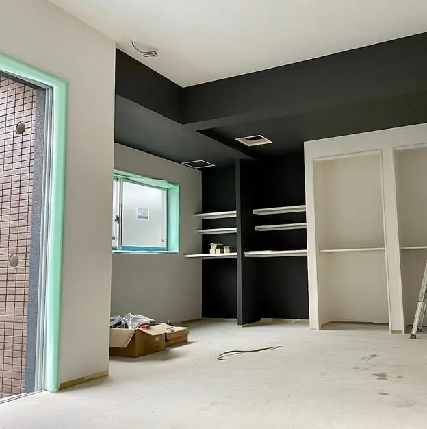 施工途中の室内空間を写した会社概要のイメージ