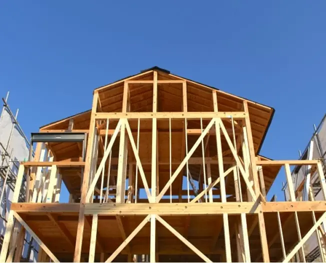 建築中の木造住宅の構造体が見える外観