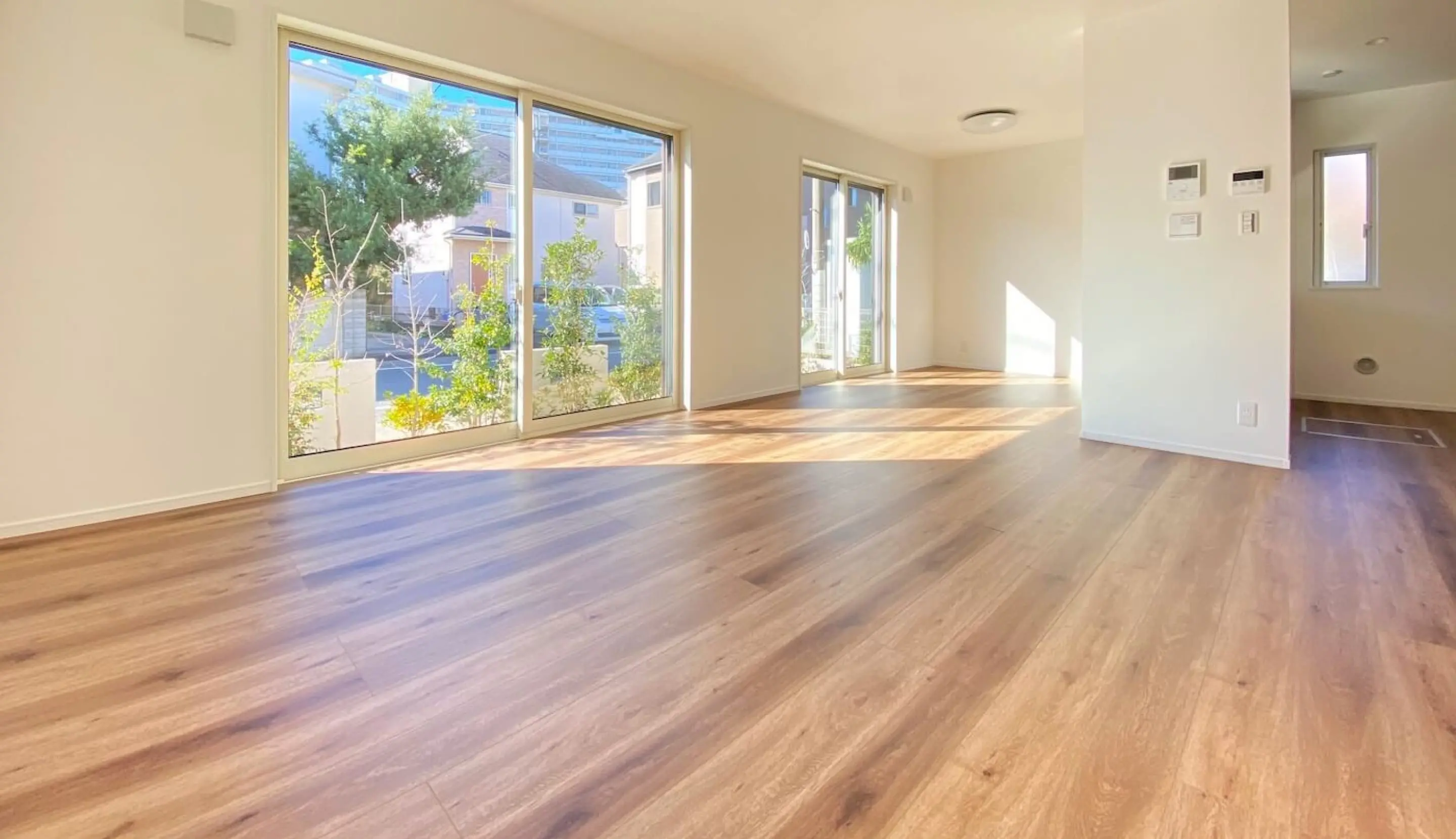 自然光が入る木目フローリングの室内空間