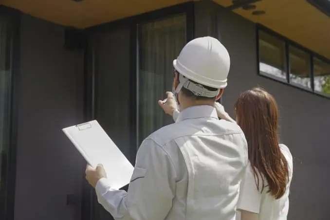建築現場で図面を確認する施工管理の様子