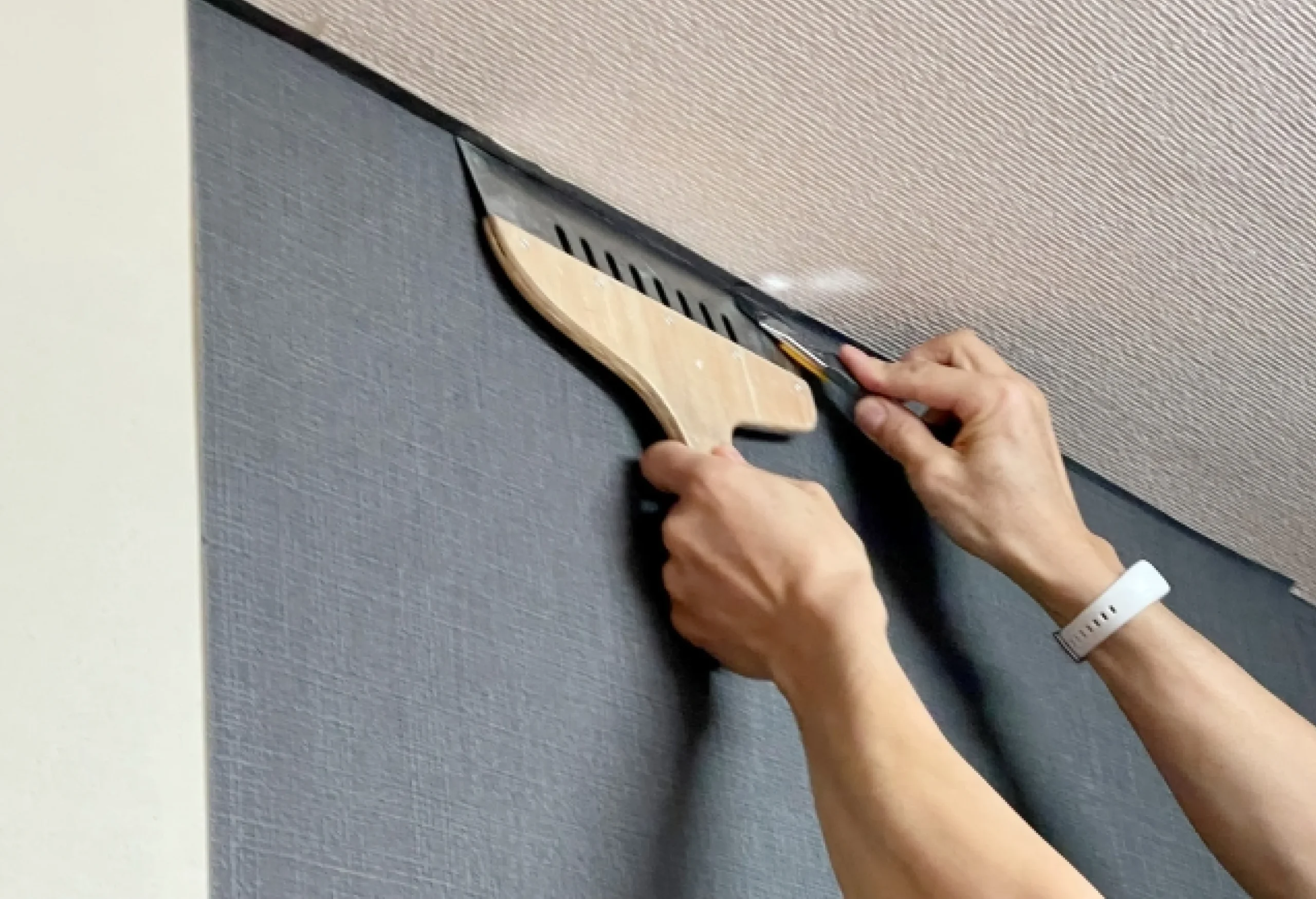 室内で壁紙施工を行う様子